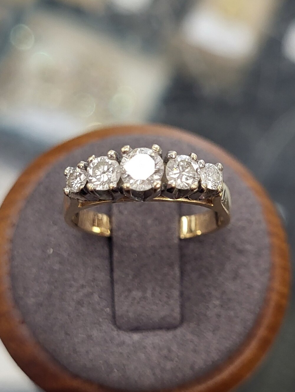 18K (750) Gold Diamond Ring Size 6.5